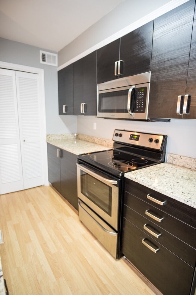 Building Photo - Beautifull Top-Floor 2B/2B Condo in Sought-After Cross Creek Community!