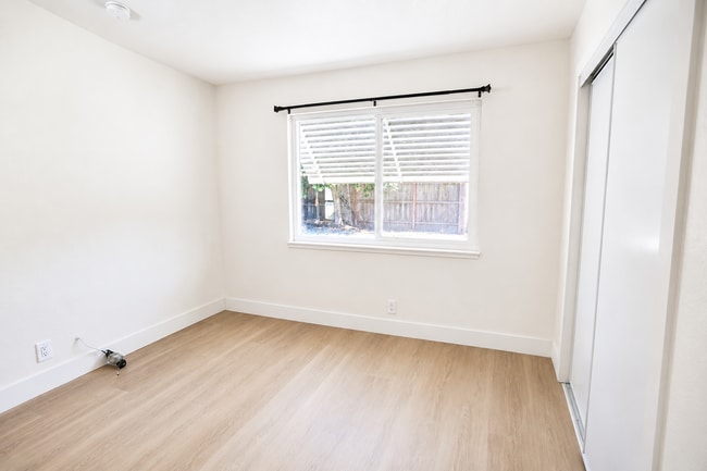 Building Photo - Adorable 1 Story Home For You, 2 weeks free rent