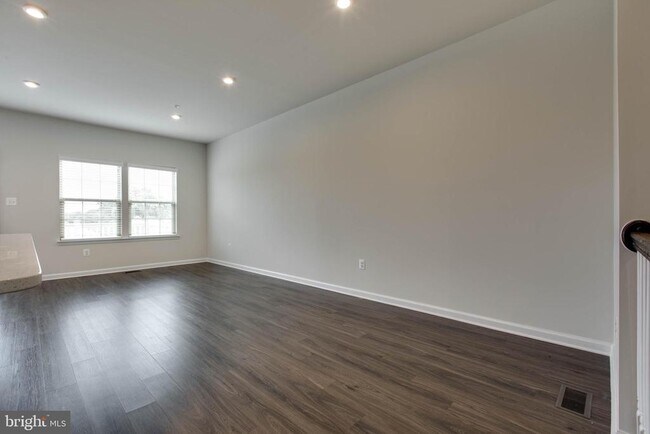 Building Photo - 7912 N Gladden Farm Way