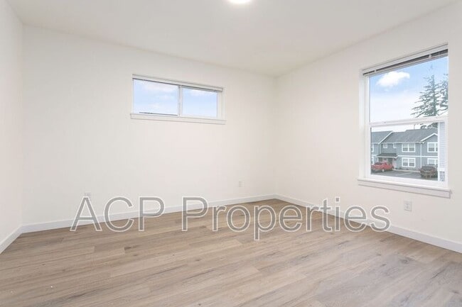 Building Photo - 2284 Brome St