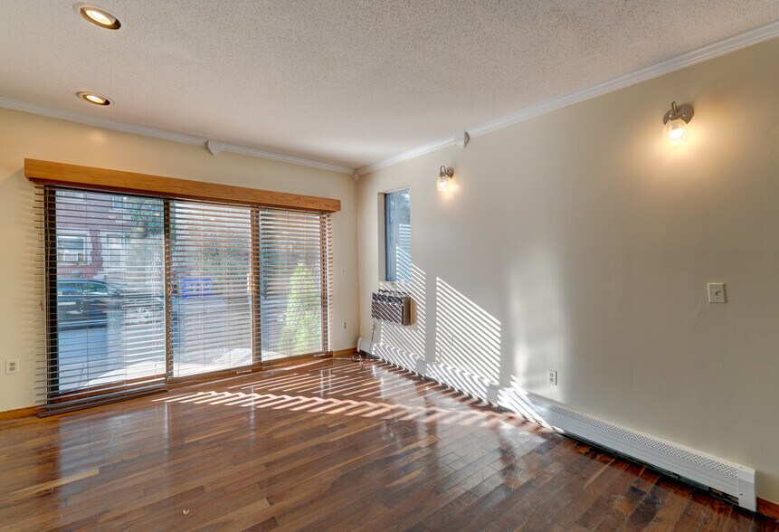 Building Photo - 26 Lynwood Pl