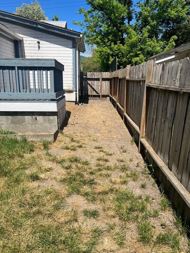 Building Photo - 2BED 1BATH - FENCED YARD, WASHER DRYER HOOKUP, STORAGE SHED, NEAR DOWNTOWN