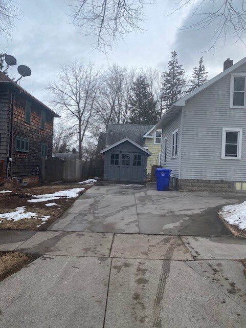 Building Photo - 1702 N Oneida St