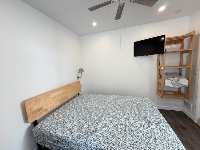 Building Photo - 101 SE 14th Pl