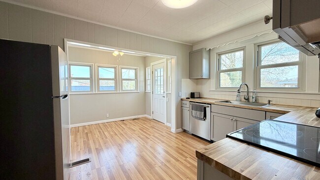 Building Photo - Spacious Updated 5BR Home with Flexible Living Options