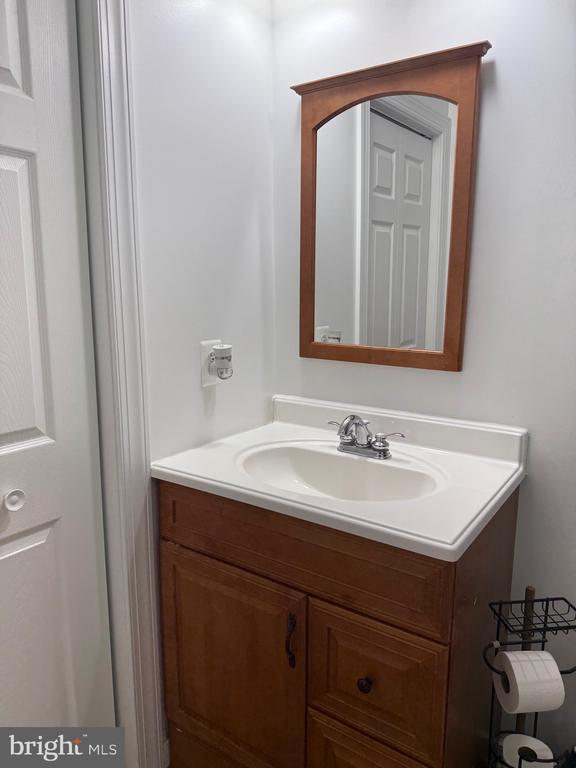 Building Photo - 8 English Oak Cir