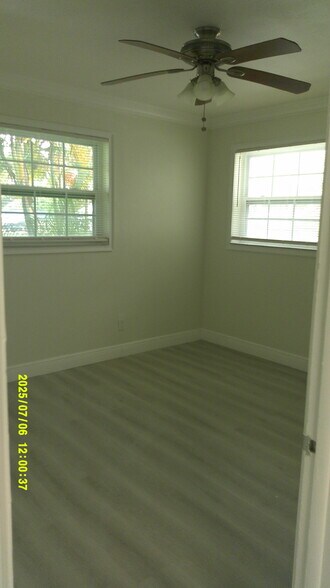 Building Photo - 215 Entrada Dr
