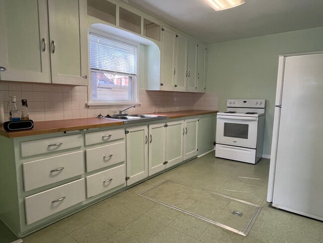 Building Photo - Charming 2-Bedroom Home Downtown Available...