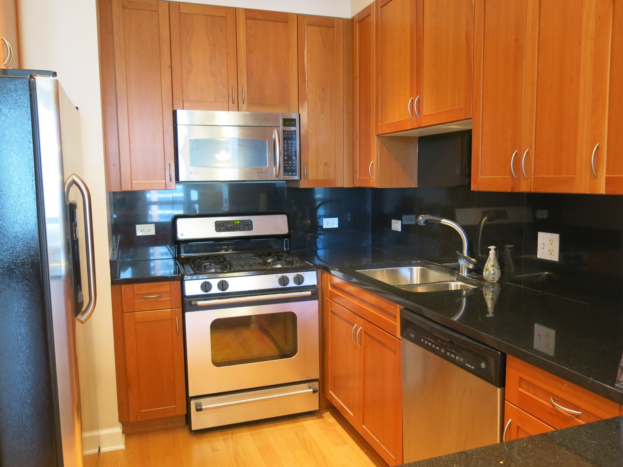 kitchen - 1250 S Michigan Ave