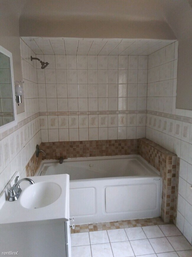 Building Photo - 4 br, 2.5 bath House - 550 W Grixdale