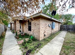 Building Photo - 2410 W Hackberry Ave