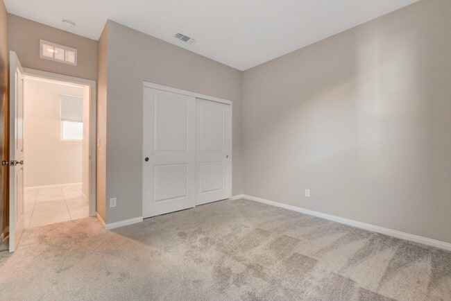 Building Photo - Gorgeous 4 Bedroom, 2 Story Home in SW/Mou...