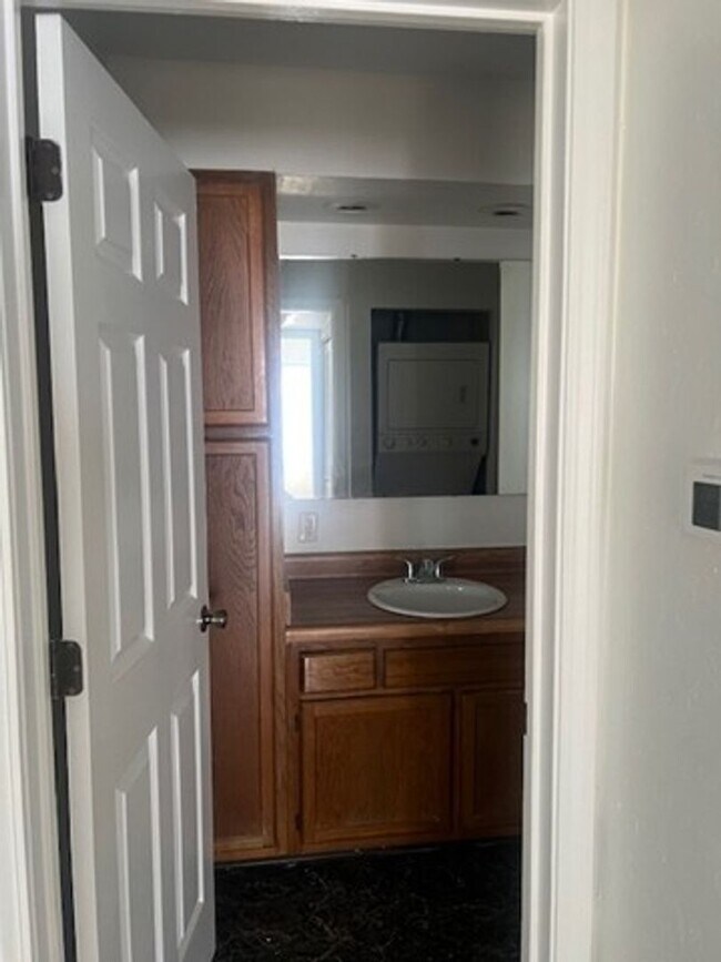 Building Photo - One Bedroom Condo For Rent