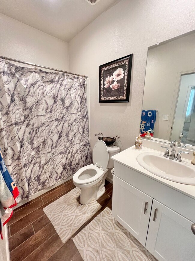 Building Photo - Stunning 5-bedroom, 3-bathroom residence with Solar!