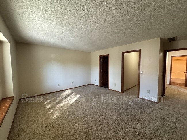 Building Photo - 7401 Montclair Dr