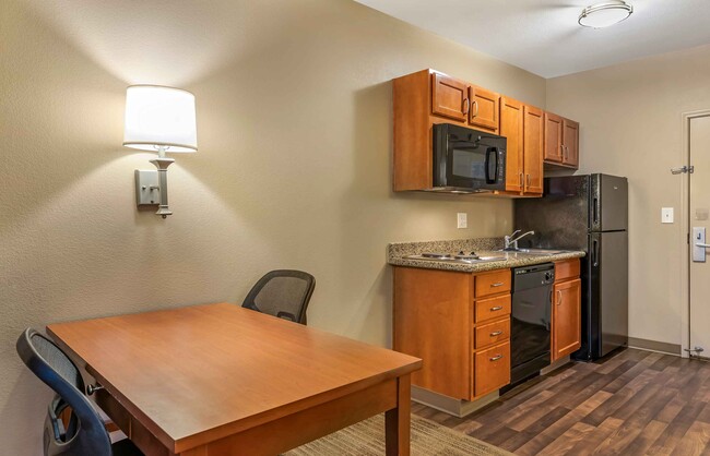 Building Photo - Furnished Studio-Bakersfield - Chester Lane