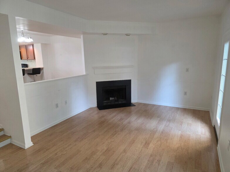 Building Photo - 131 Freedom Ct