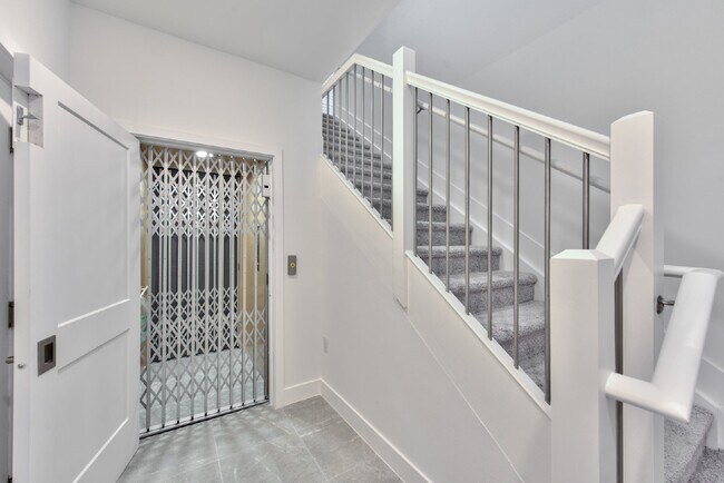 Building Photo - 3 BEDROM 3 BATH TOWNHOUSE IN VILLA MAR BON...