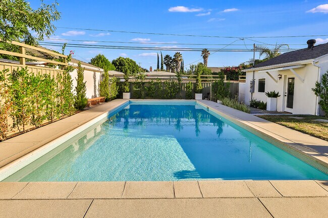 Building Photo - 19616 Victory Blvd