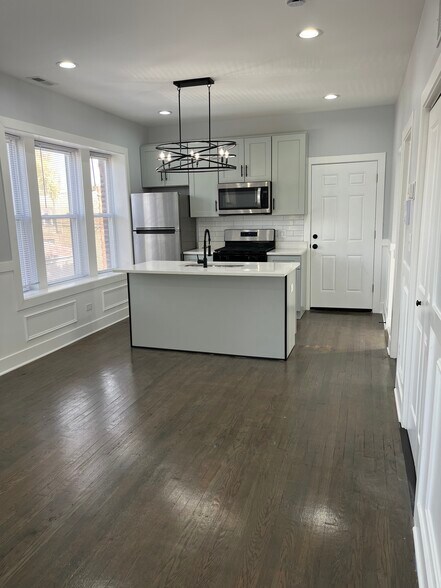 Building Photo - 5033 W Wabansia Ave