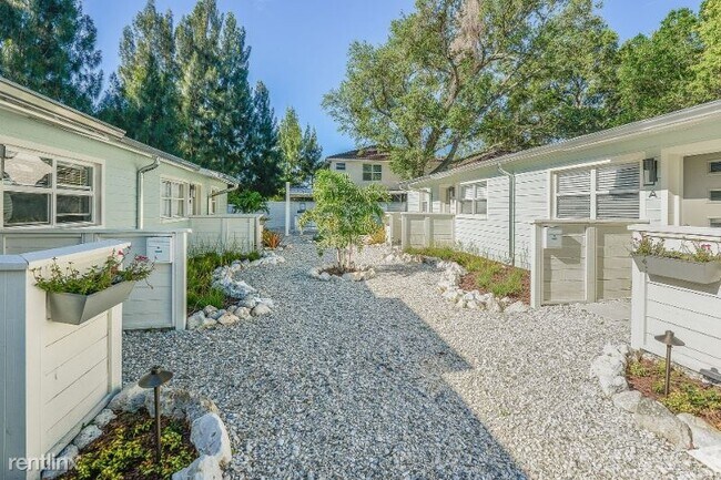 Building Photo - 3104 W San Juan St