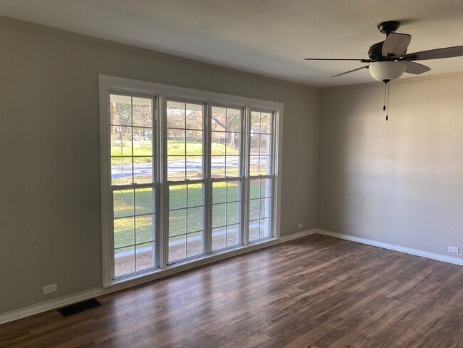 Building Photo - 3/2/2 in Convenient Denison Location