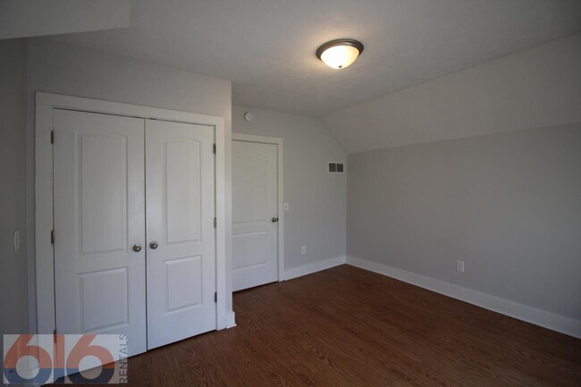 Building Photo - 858 Dayton St SW