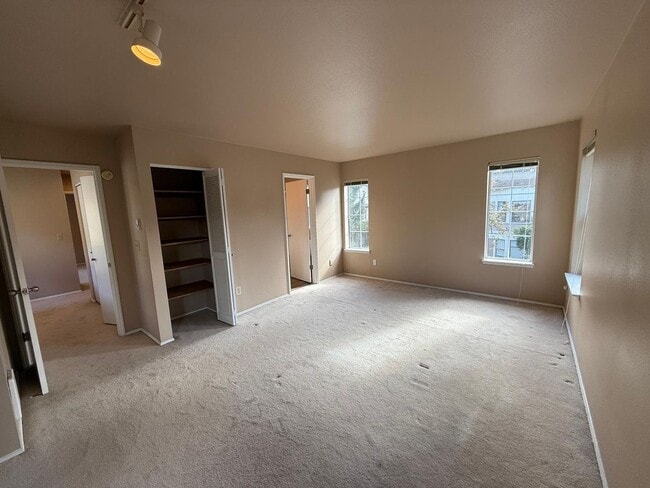 Building Photo - 3 Bed 2.5 Bath House In Leschi