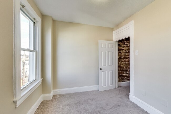 Building Photo - Spacious 3bd/2.5 bath updated townhome in ...