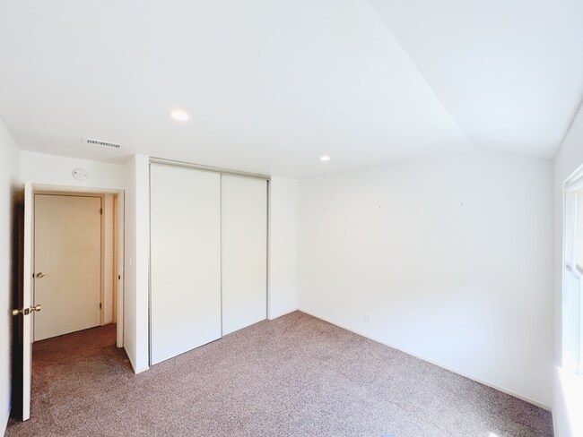 Building Photo - 21 Hillview Ct