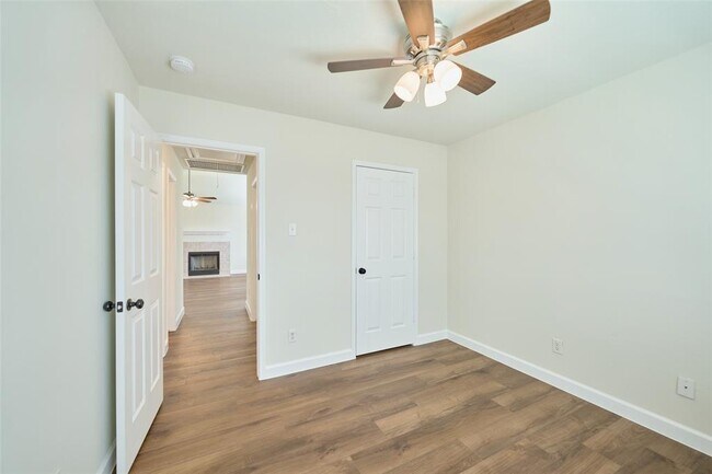 Building Photo - 354 Fantasy Ln
