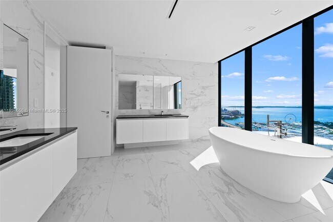 Building Photo - 1000 Biscayne Blvd