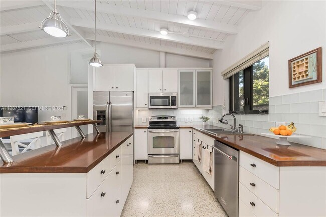 Building Photo - 7720 SW 59th Ct