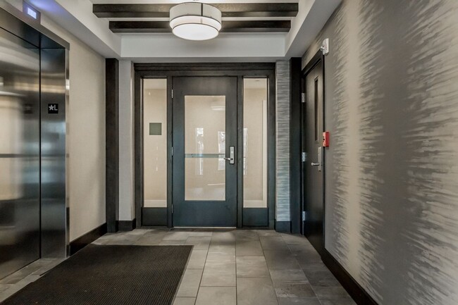 Building Photo - 1BR/1BA - Beautiful Updated Condo in Downtown Portland