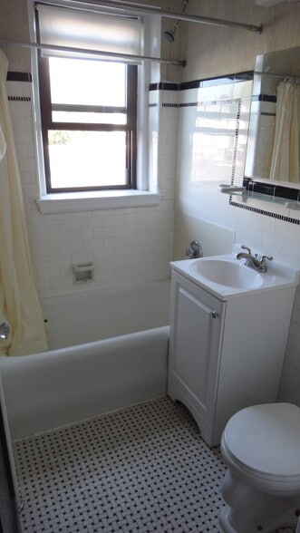 Building Photo - 347 Pleasant St