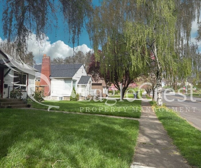 Building Photo - Spacious 3BR/2BA Home with Additional Living Space & Entertainer’s Backyard