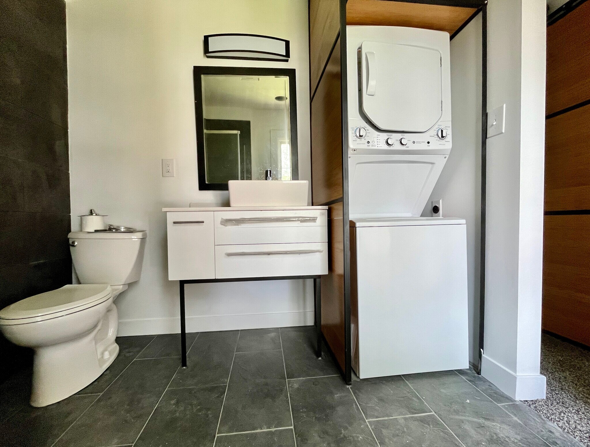 Building Photo - 711 Edgewater Ave