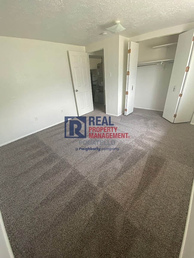 Building Photo - 2 Bed 2 Bath Duplex