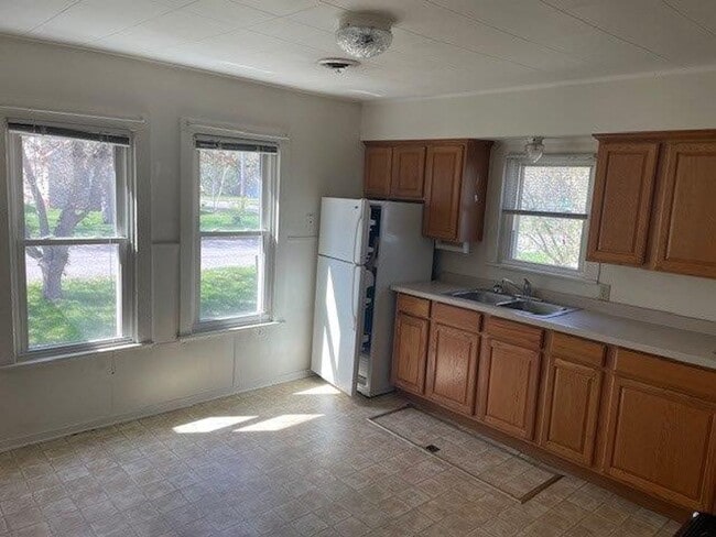 Building Photo - Cozy 2 Bedroom 1 Bath With Detached Double Garage