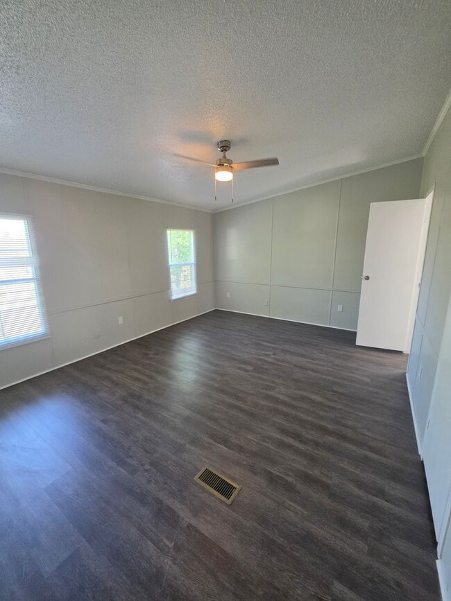 Building Photo - 3 bedrooms 2 baths