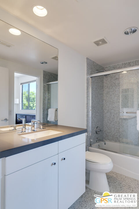 Building Photo - 870 E Palm Canyon Dr