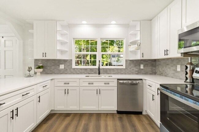 Building Photo - 4 Bedroom For Rent/ Fully Furnished Student Housing/Travel Nurse Packages available.
