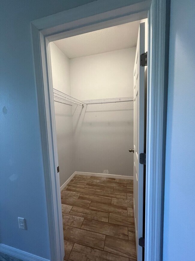 Building Photo - Spacious 3 Bedroom, 2 Bath Duplex – Newer ...