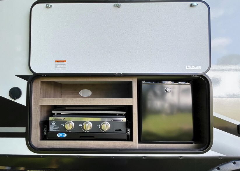 outdoor kitchen with mini fridge and cooktop - 13691 E Hwy 25