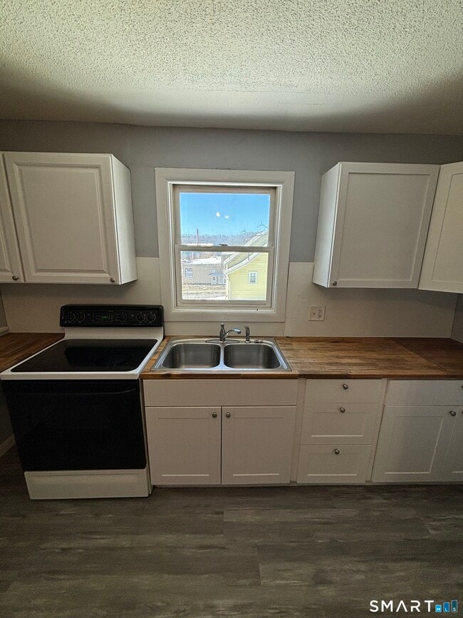 Building Photo - 11 Roberts St