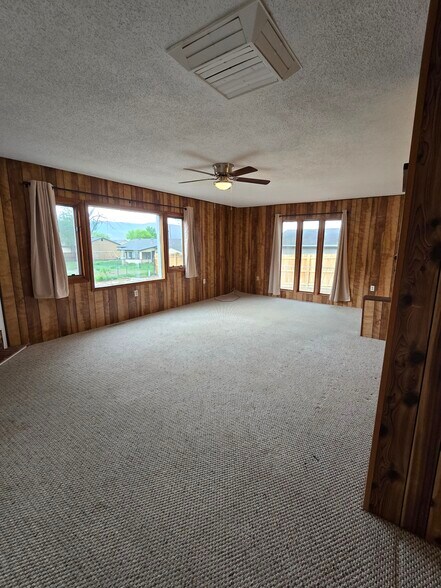 Building Photo - 403 Greenway Dr