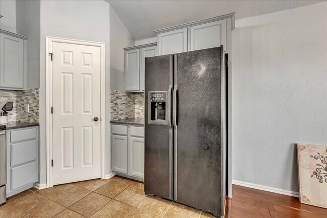 Building Photo - Lawn Care Included! 3 bed, 2 bath, 2 car