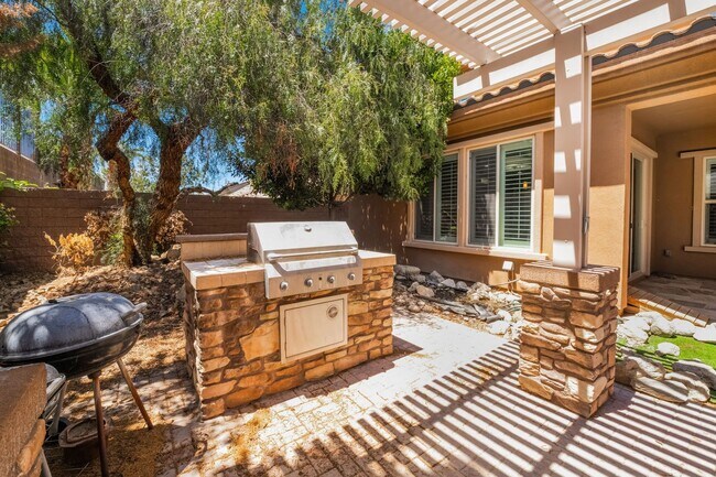 Building Photo - Elegant model home at Club Madeira!