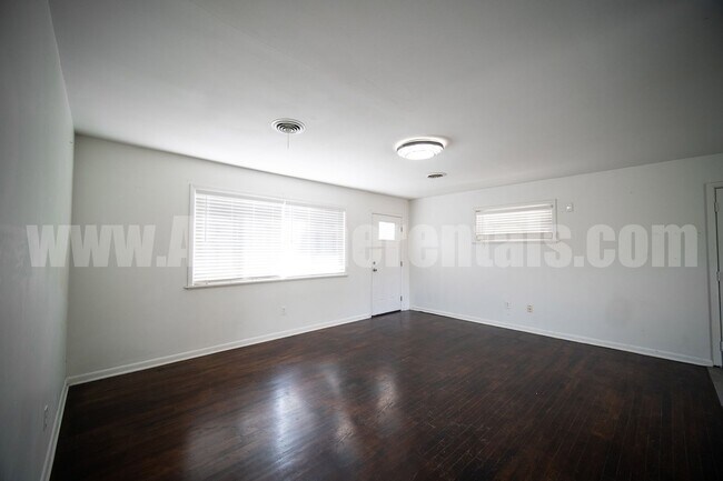 Building Photo - Centrally Located Home!