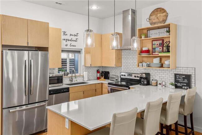 Building Photo - 352 W 5th St